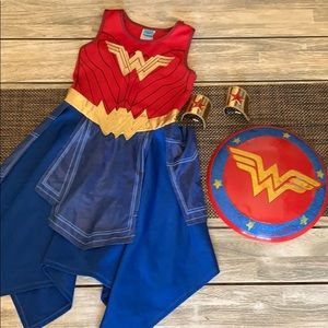 Wonder Woman costume w/ props- size child m(7/8)